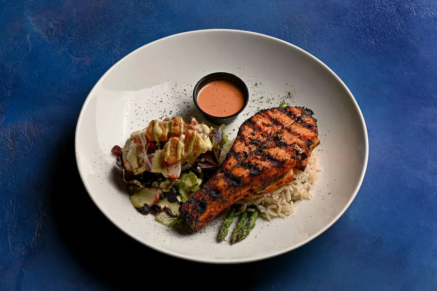 Grilled salmon with citrus